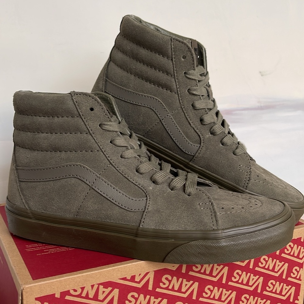 Vans WMNS Sk8-Hi
Mono Suede Olive
VN000CP9OLV
SNEAKERS - Picture 6 of 16